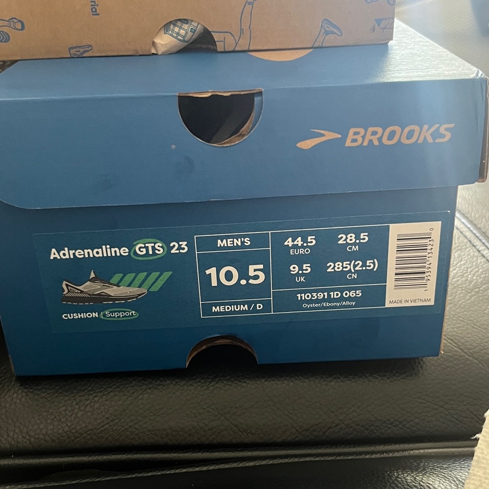 BROOKS (Never been worn in box) Adrenaline GTS 23 🏃‍♂️🎁🩶🩶